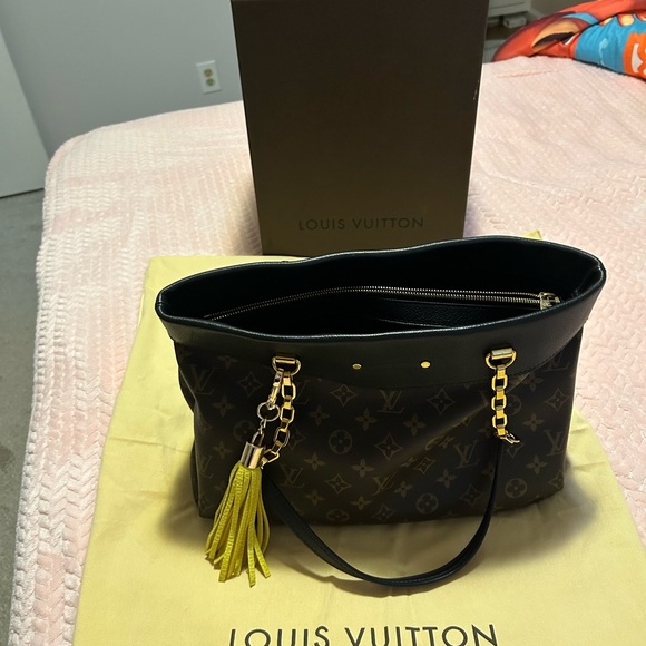 Louie Vuitton handbag. Barely used! Retails for $1500 - Picture 3 of 6